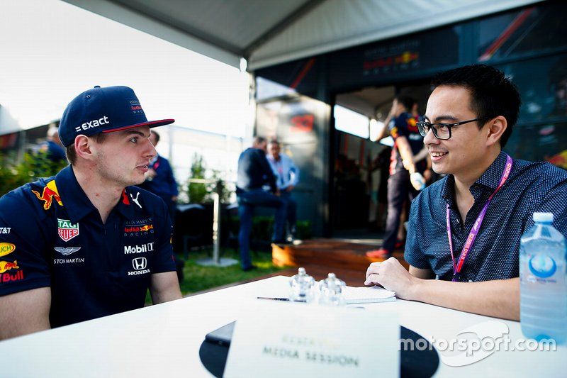 Erwin Jaeggi in gesprek met Max Verstappen.