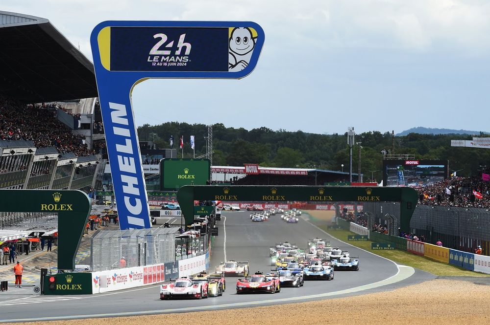 #6 Porsche Penske Motorsport Porsche 963: Kevin Estre, Andre Lotterer, Laurens Vanthoor leads at the start