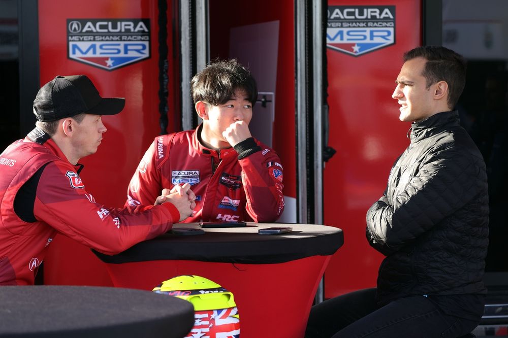 インディ500ウイナーのパロウ（右）と話す太田