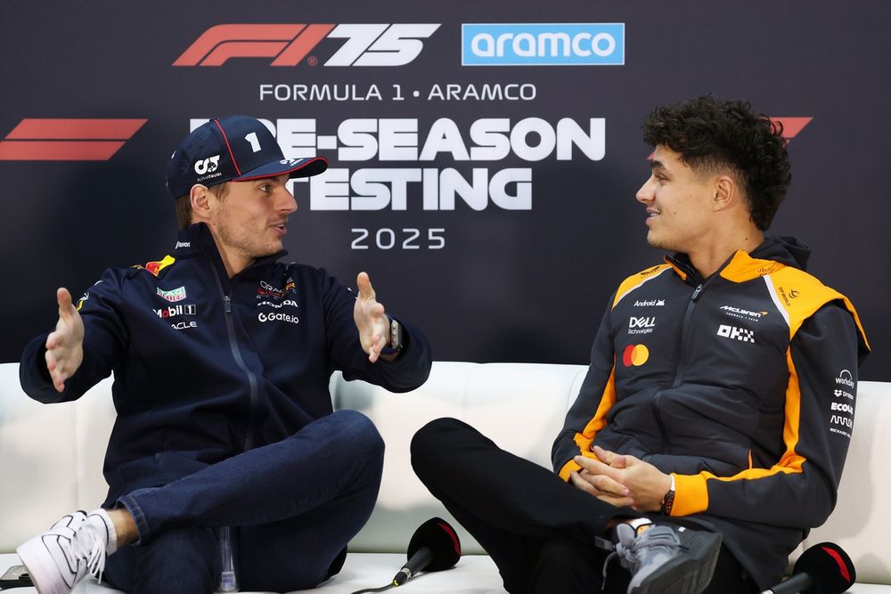 Max Verstappen, Red Bull Racing RB21, con Lando Norris, McLaren MCL39