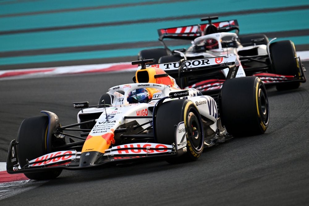 Isack Hadjar ging in Abu Dhabi in de achteruit in de race: van P9 naar P17.