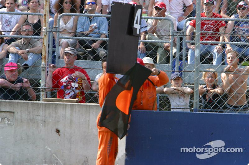 Troy Corser recebe a bandeira negra