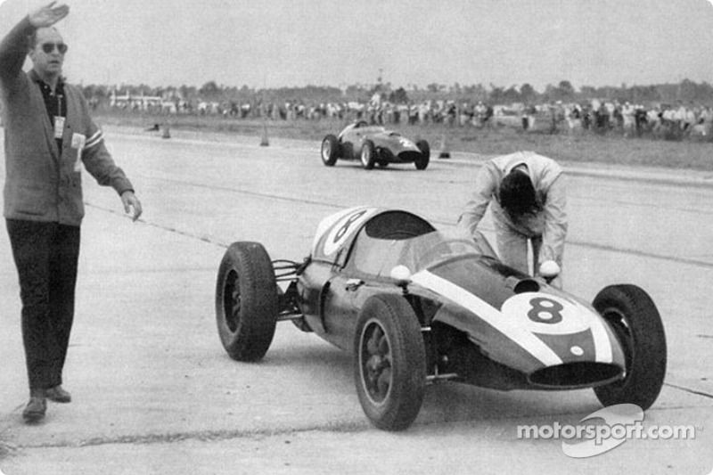 Jack Brabham pushes his Cooper-Climax to 1959 F1 Championship Title on the final lap
