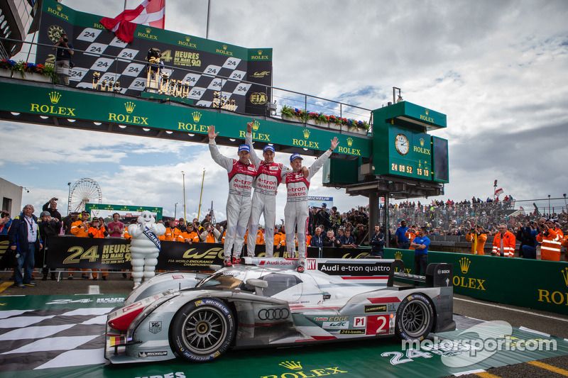 Tom Kristensen, Allan McNish et Loïc Duval célèbrent le victoire aux 24 Heures du Mans 2013.