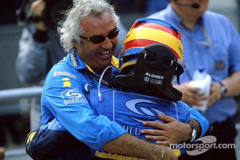 Fernando Alonso celebra su victoria junto a Flavio Briatore