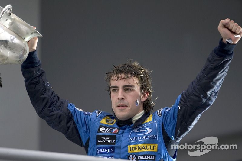 Podyum: 2005 Dünya Şampiyonu Fernando Alonso kutlama yapıyor