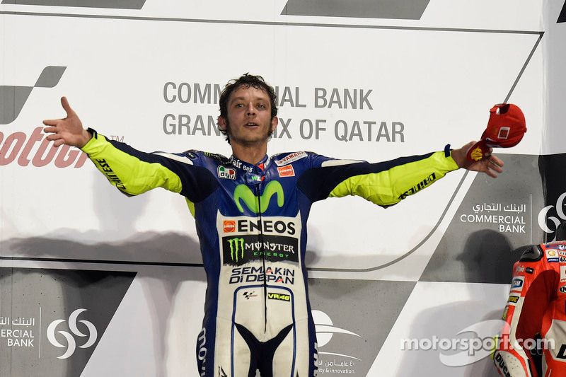 Valentino Rossi won in 2015 de openingsrace in Qatar, maar teamgenoot Jorge Lorenzo werd wereldkampioen.
