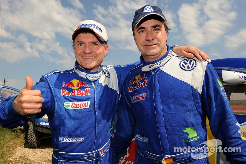 Los ganadores del rally,  Carlos Sainz y Michel Périn, celebran el triunfo