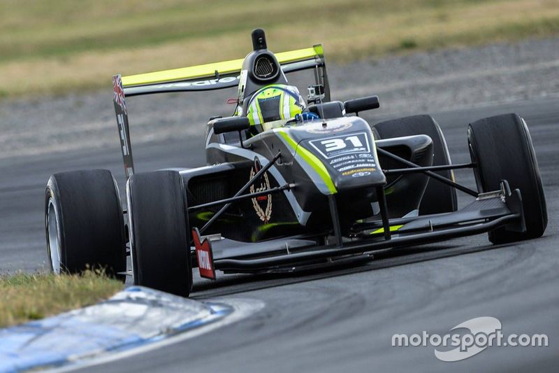 Lando Norris racing at Ruapuna in the 2016 Toyota Racing Series