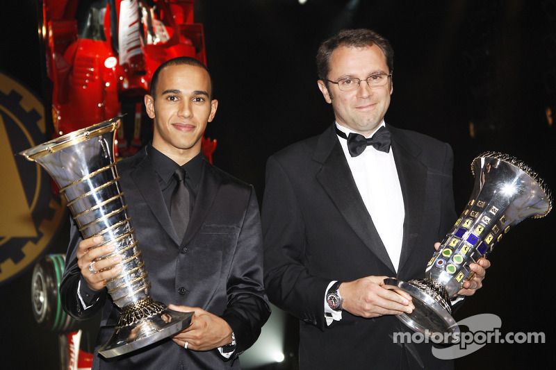 Lewis Hamilton, campeón mundial de pilotos de F1 2008, y Stefano Domenicali, jefe del equipo Ferrari, campeón de constructores de F1 2008, en la premiación de la FIA.