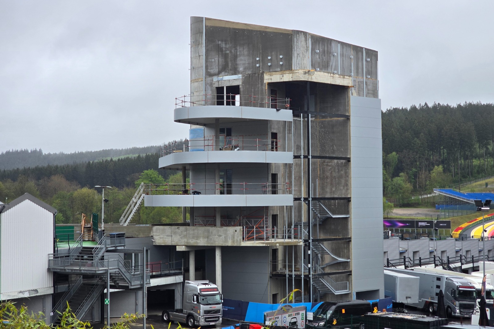 De Uhoda Tower moet gereed zijn voor de 24 uur van Spa-Francorchamps en de F1 Grand Prix van België.