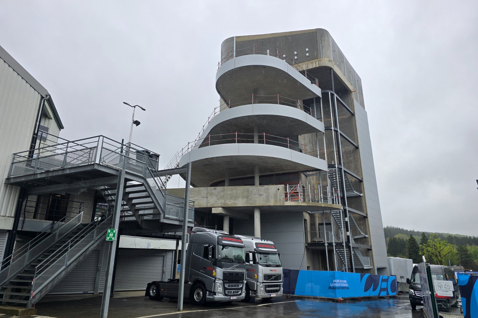 Het geraamte van de Uhoda Tower staat grotendeels, maar extern moet het nog vorm krijgen.