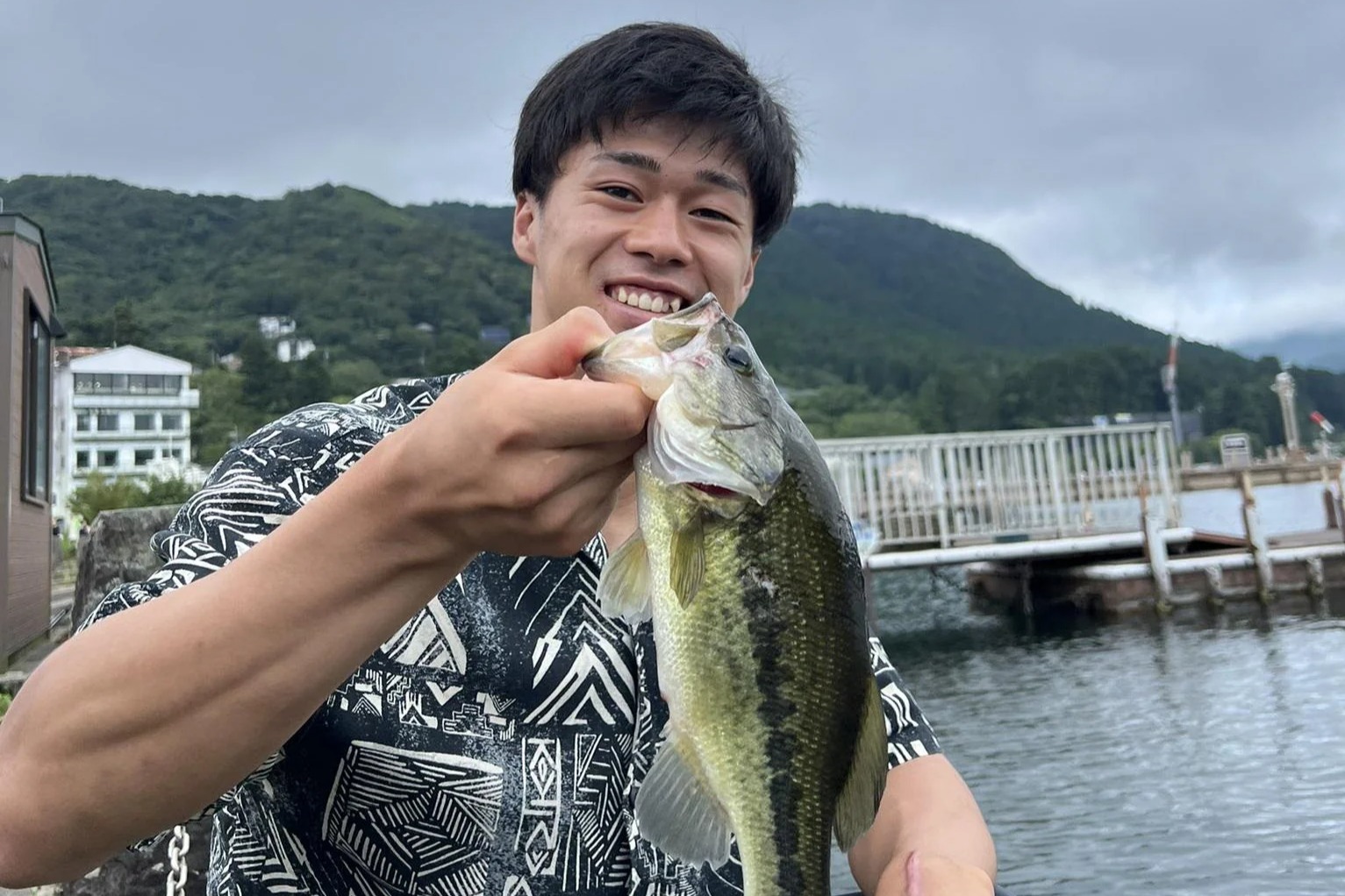 La pesca è la grande passione di Ai Ogura, oltre alle moto, e la pratica ogni volta che può.
