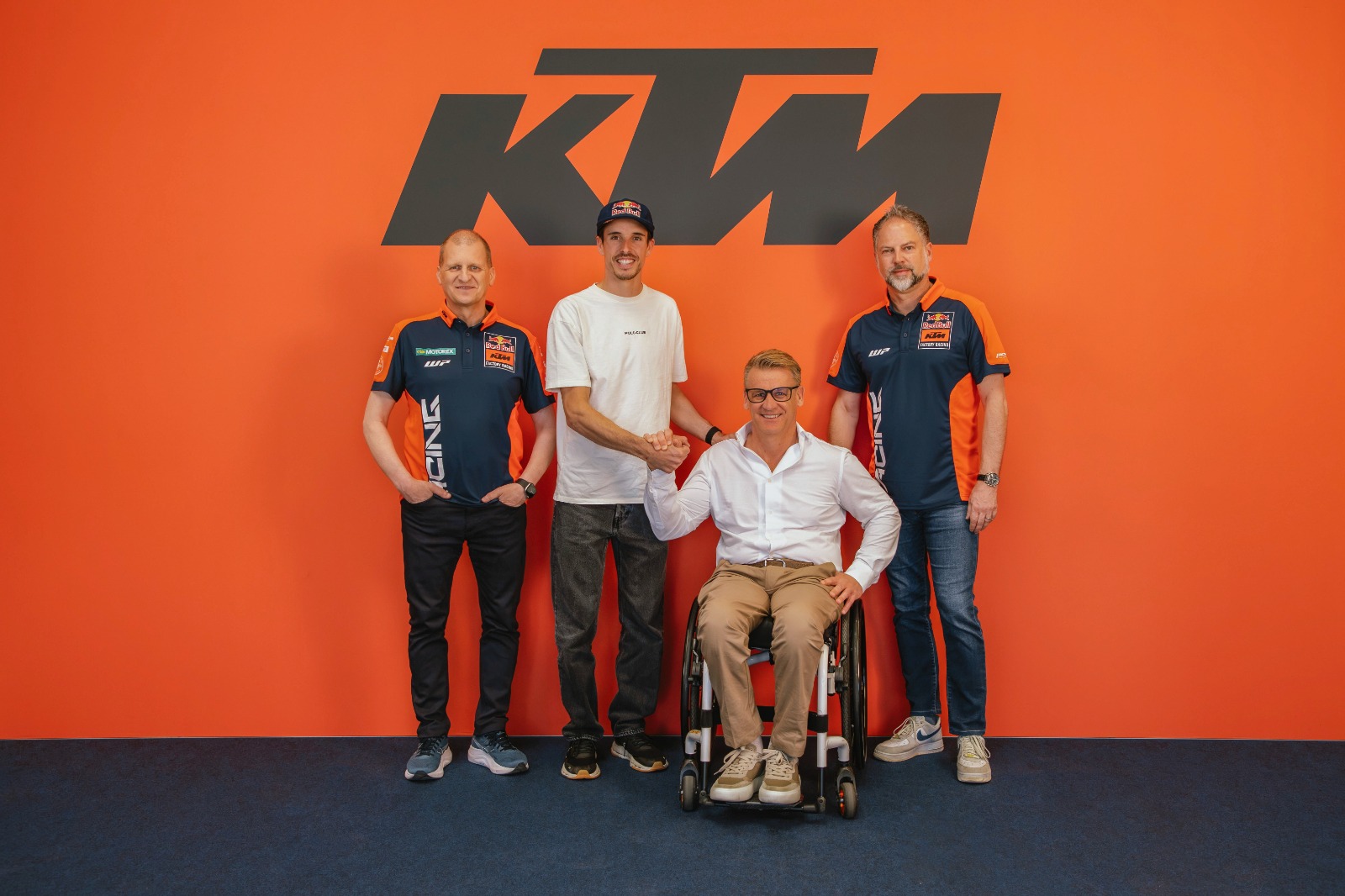 Alex Márquez con los responsables del equipo KTM