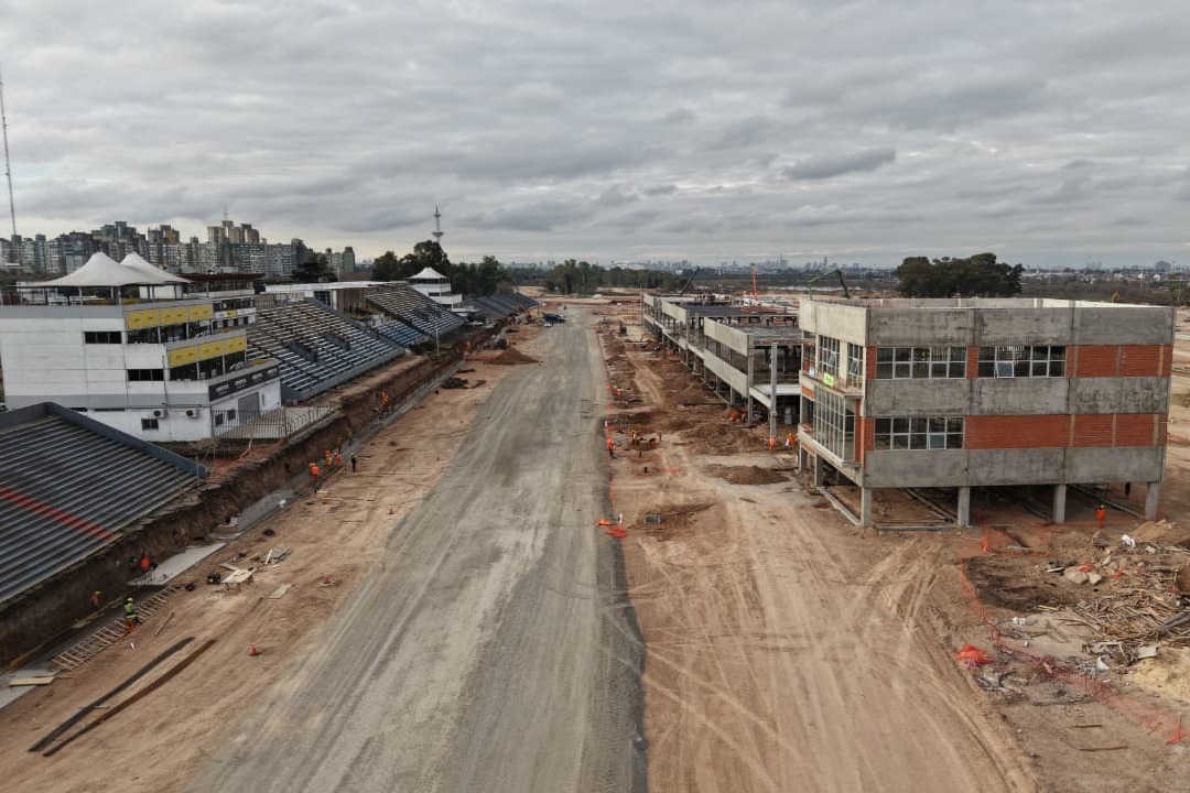 A la derecha el nuevo edificio de boxes que contará con 32 garajes para el MotoGP.