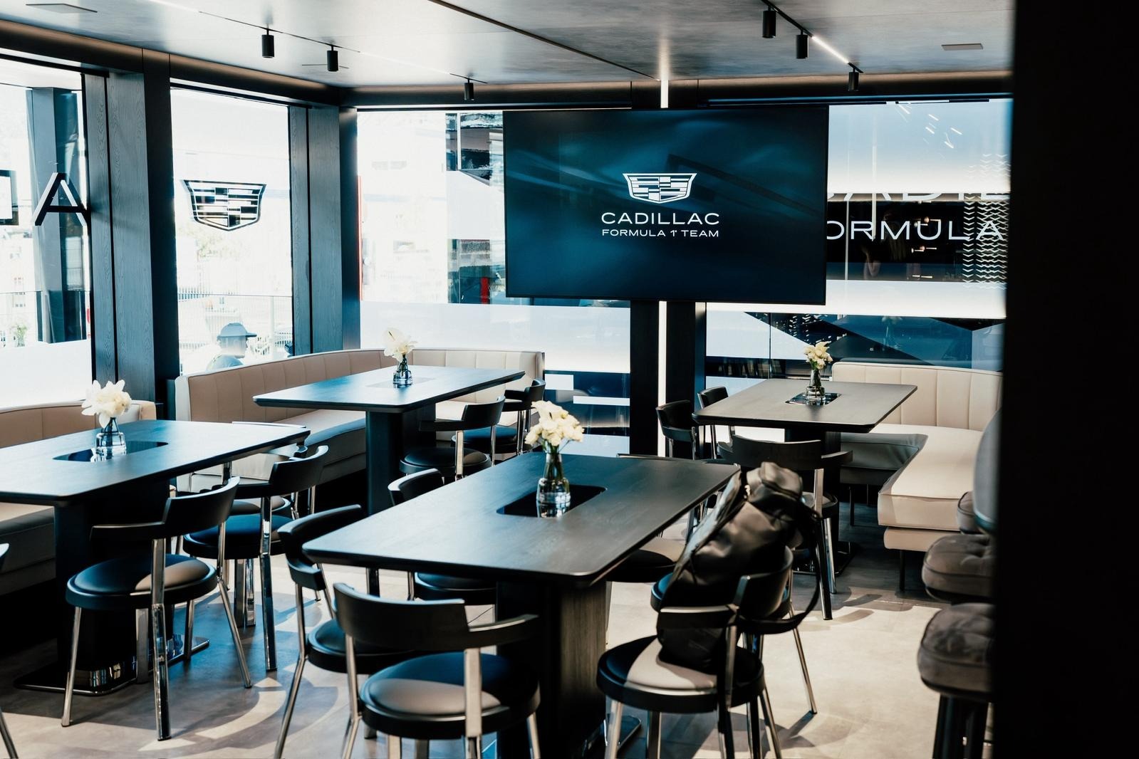 El interior del motorhome de Cadillac.