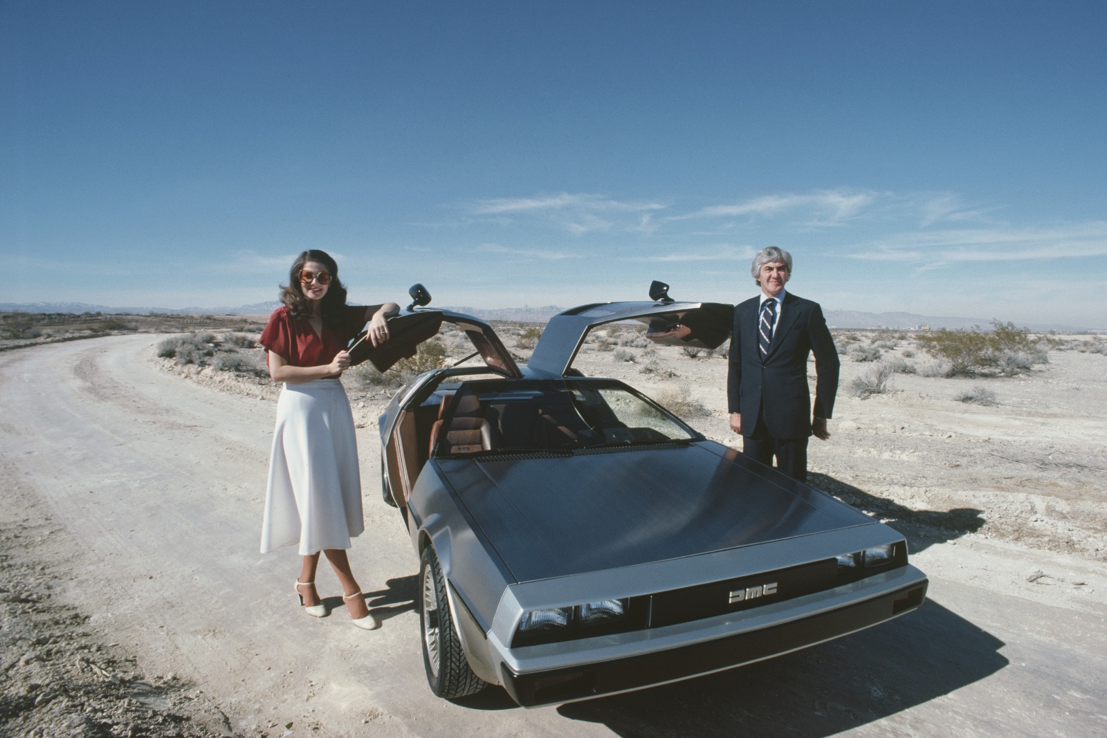 John DeLorean met zijn vrouw bij de iconische maar omstreden DMC-12