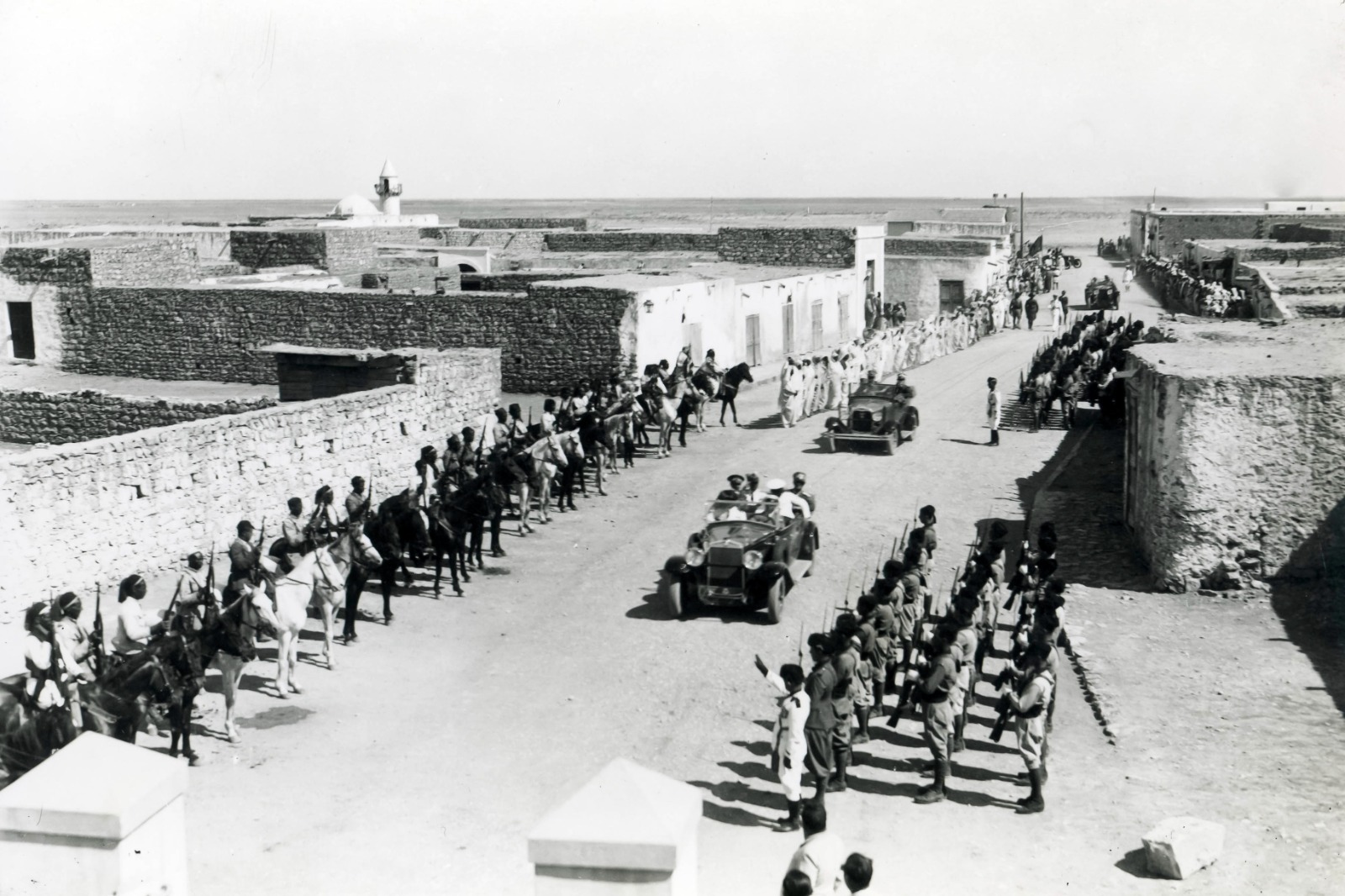 Fascistische partijbonzen bezoeken Tripoli, Libië, in 1936