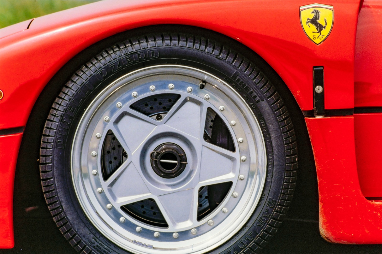 F1-style double-wishbone suspension enabled the wheelarches to be almost flush with the upper wing face