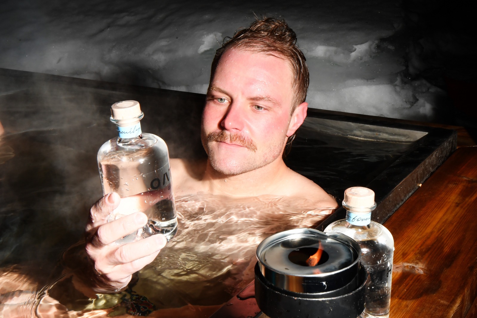 Bottas posa con una botella de Oath Gin, la empresa que cofundó junto a su pareja Tiffany Cromwell.