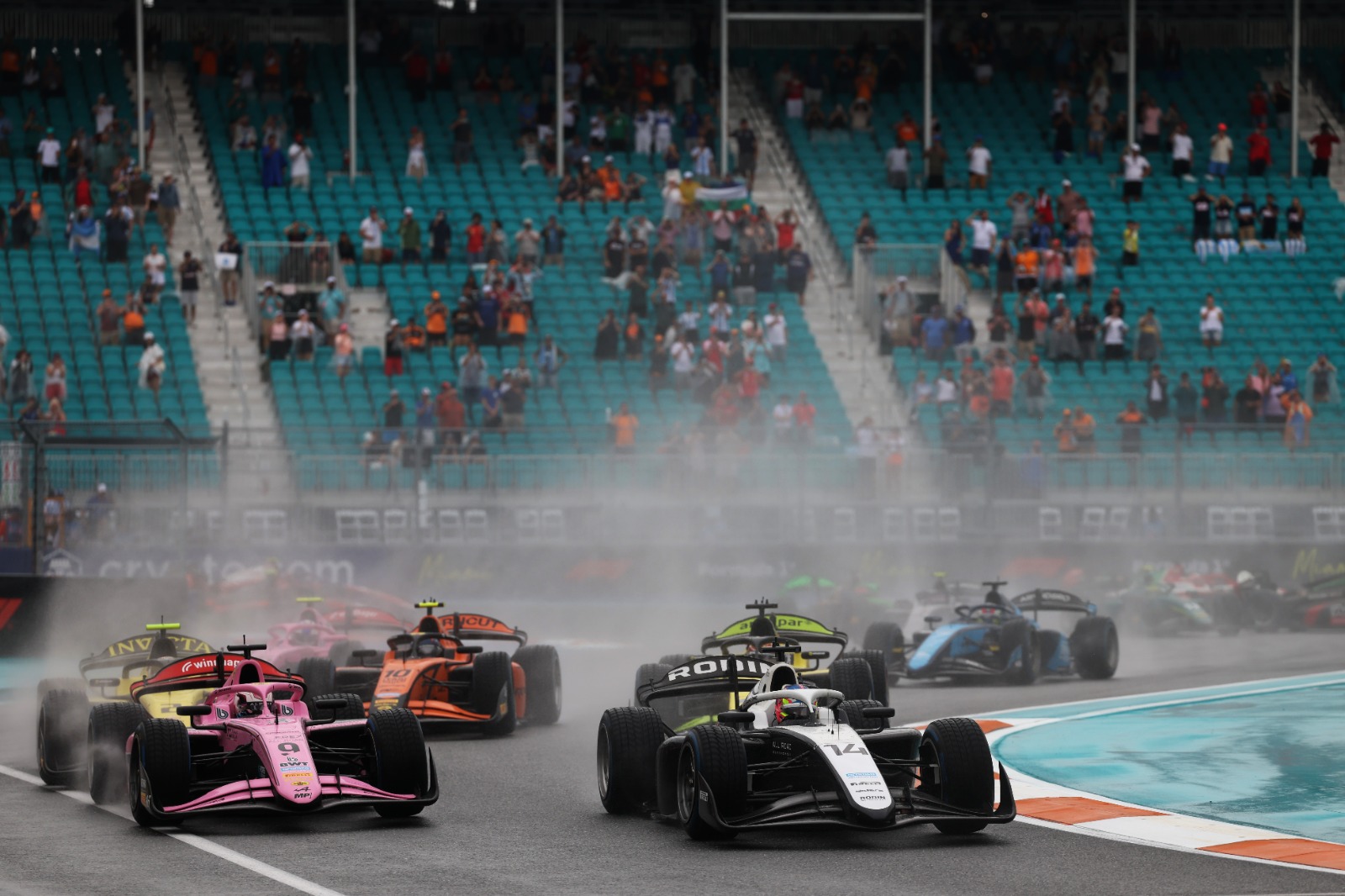 La course principale de F2 a Miami a été totalement chaotique jusqu'au dernier tour.