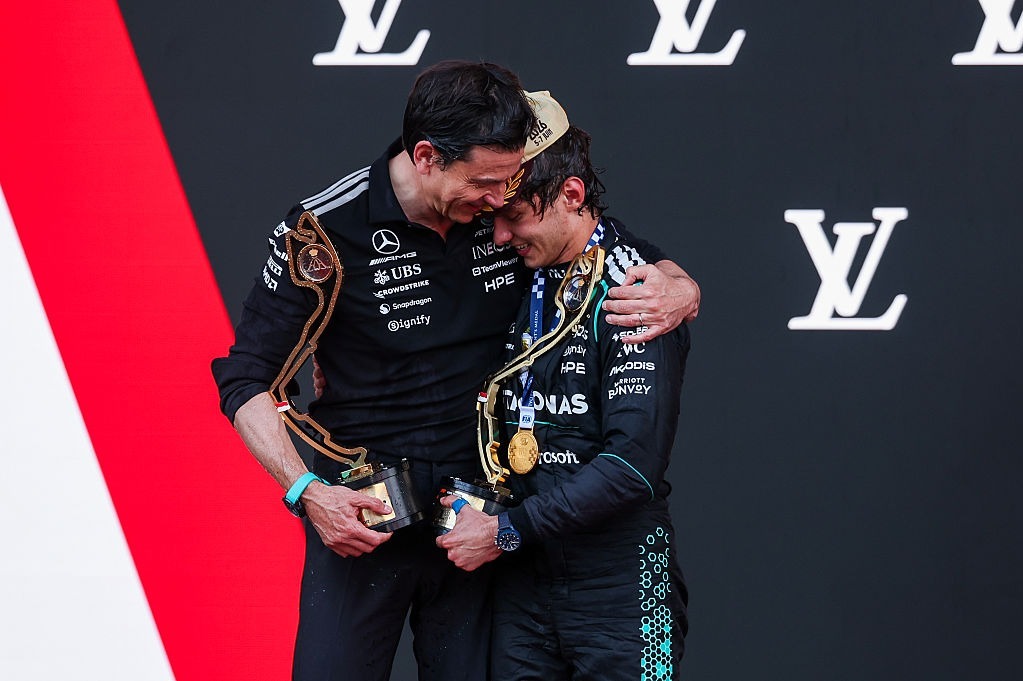 En Mónaco, donde Antonelli ganó, Toto Wolff subió al podio de forma poco habitual; lo hizo porque el patrocinador del equipo que debía hacerlo ya se había marchado, aunque su presencia alimentó las sospechas de favoritismo en las redes sociales.