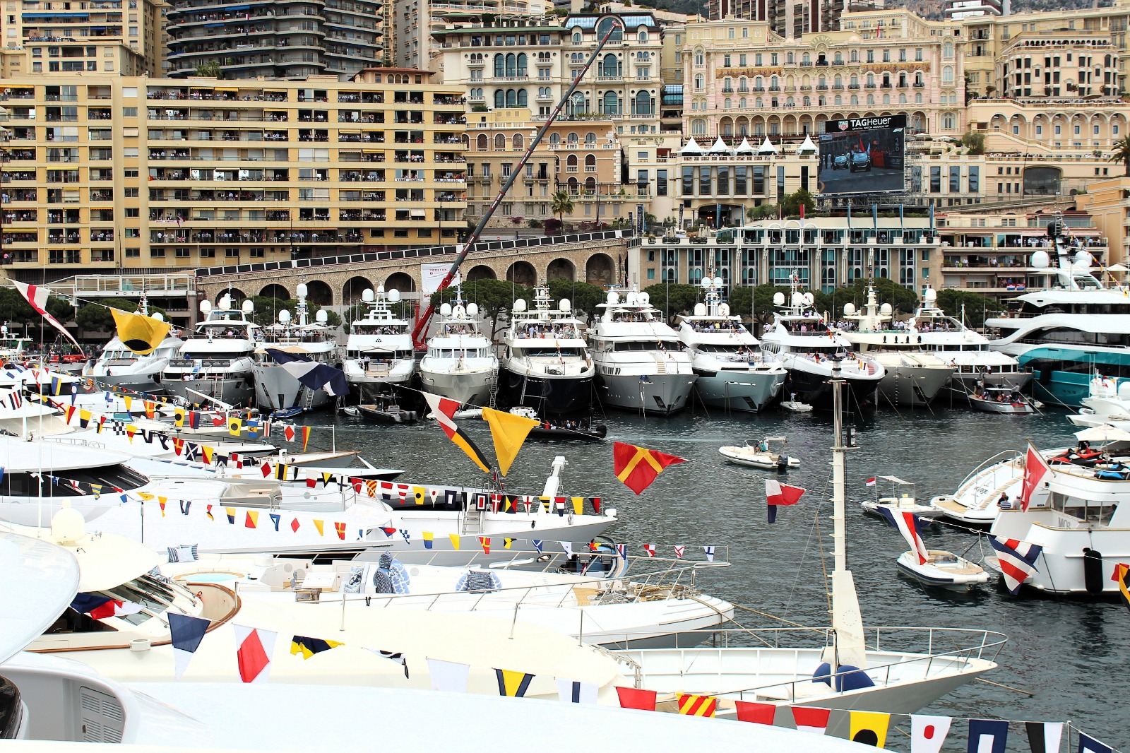 Drukte in de haven van Monaco.