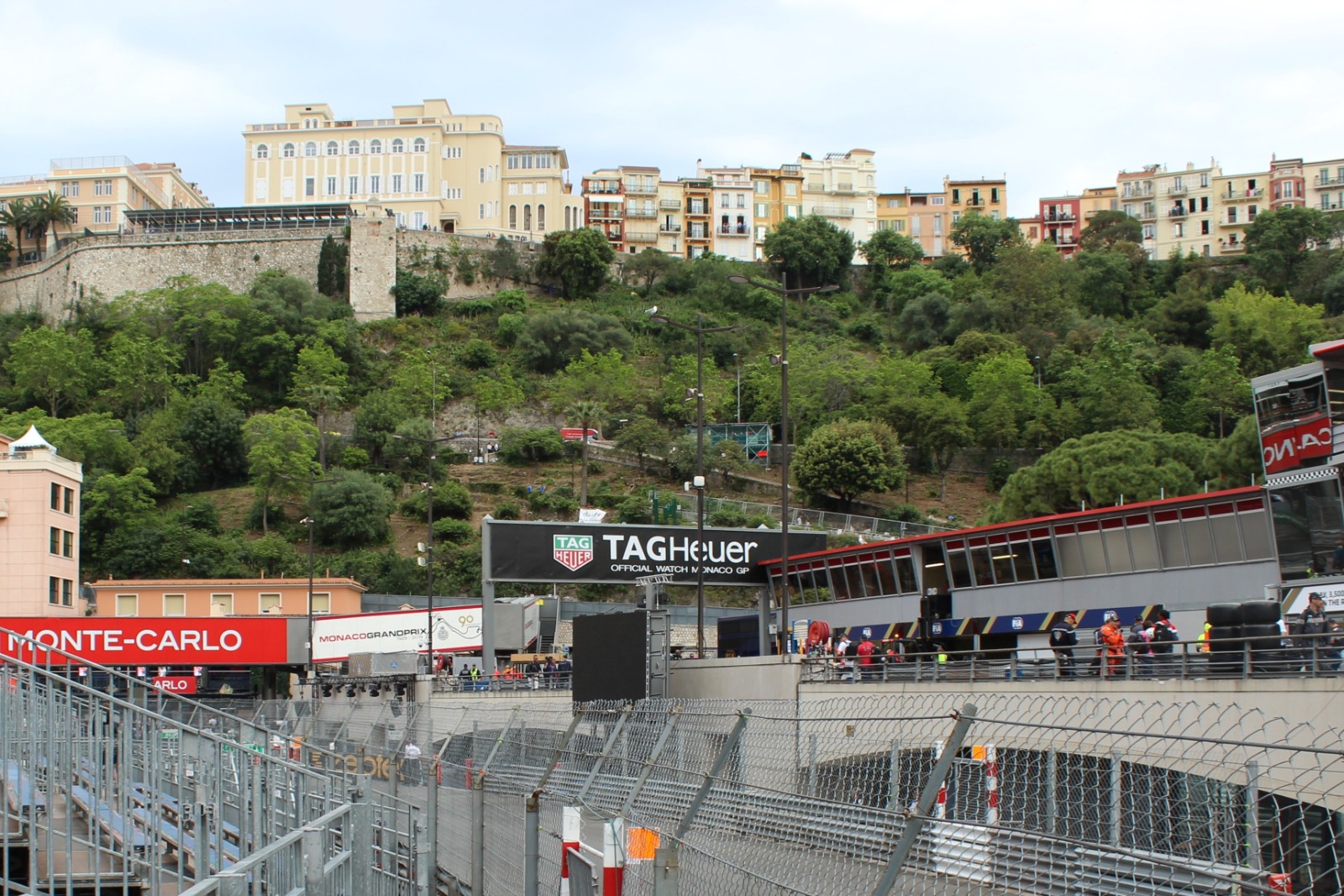 Toeschouwerszone La Rocher boven het circuit.