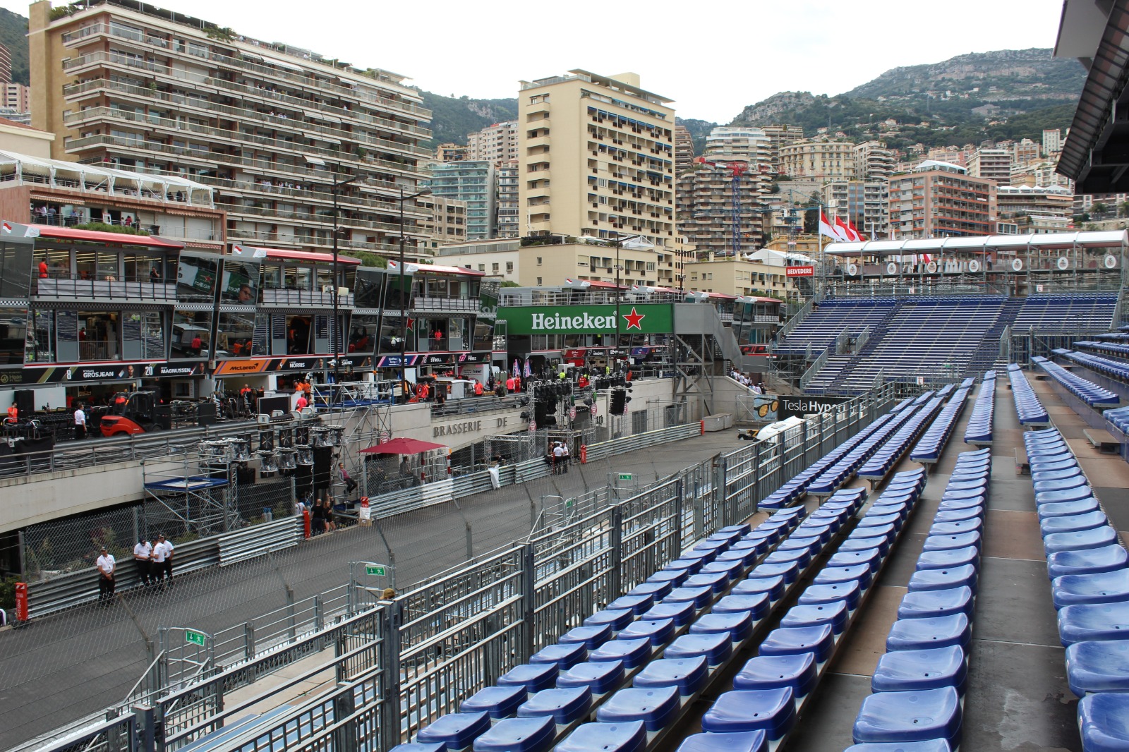 De tribunes tussen Piscine en Rascasse.