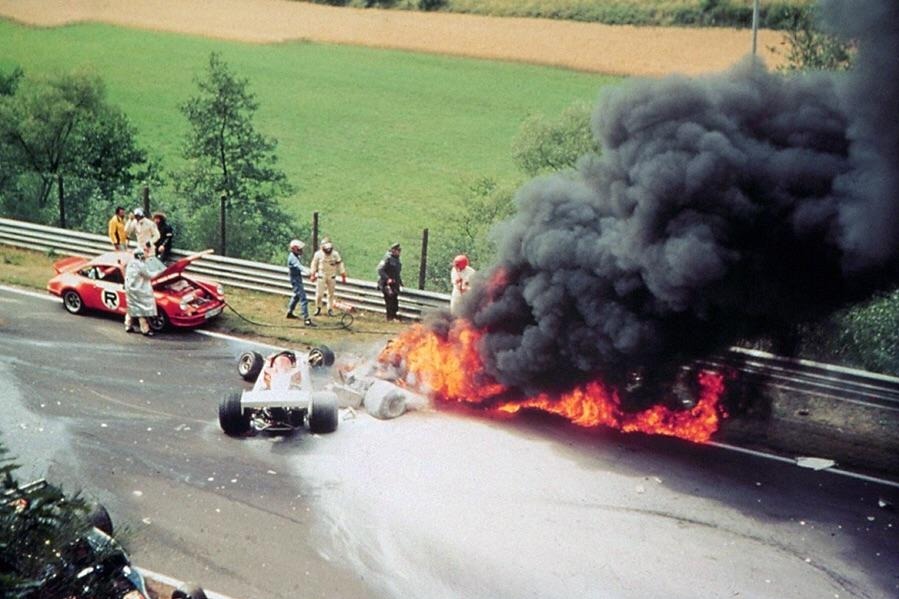 Niki Lauda'nın yanan aracı