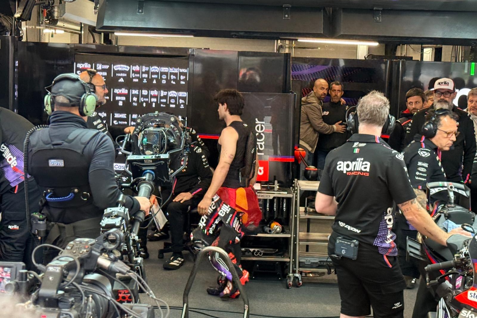 Jorge Martín llegando al box de Aprilia tras la caída
