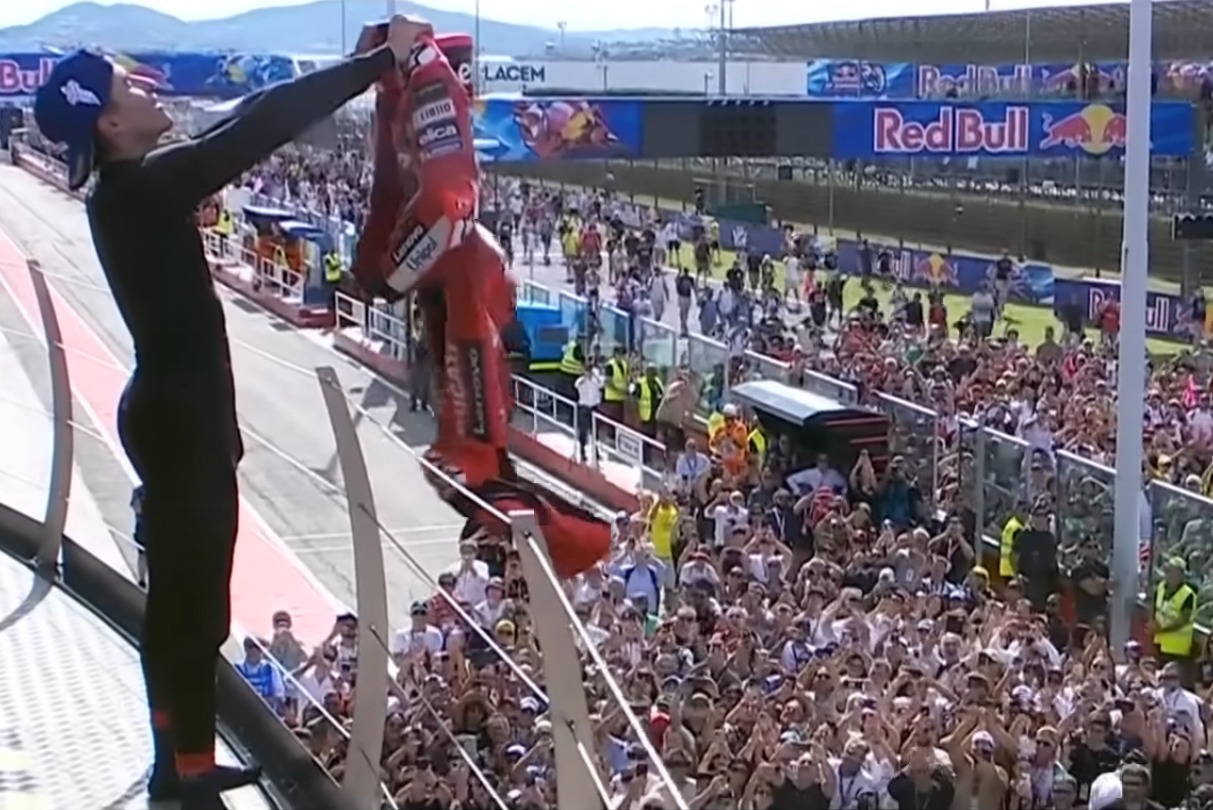 Marc Márquez muestra a los fans italiano su mono, imitando la icónica celebración de Leo Messi