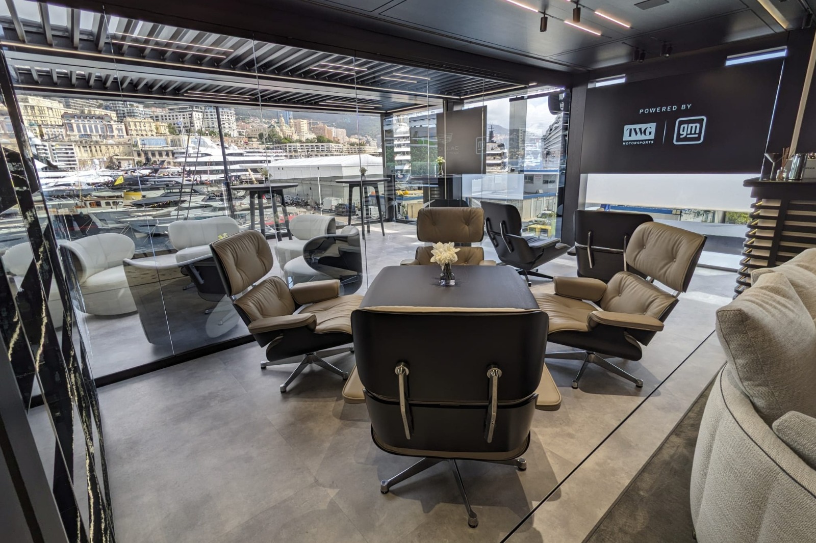 El interior del motorhome de Cadillac.