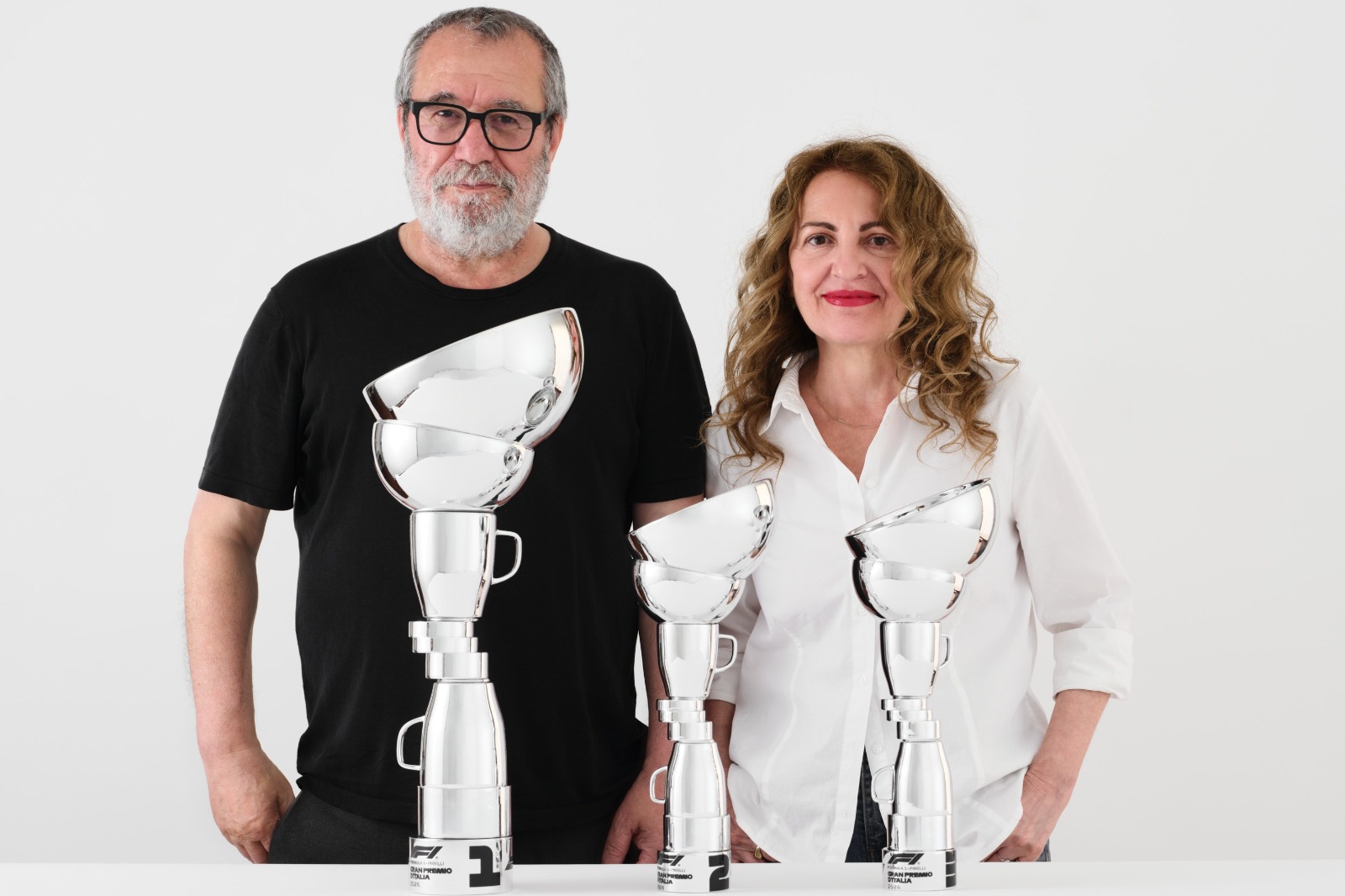 Stella Scala y Simeone Crispino presentan sus trofeos para el Gran Premio de Italia de 2026.