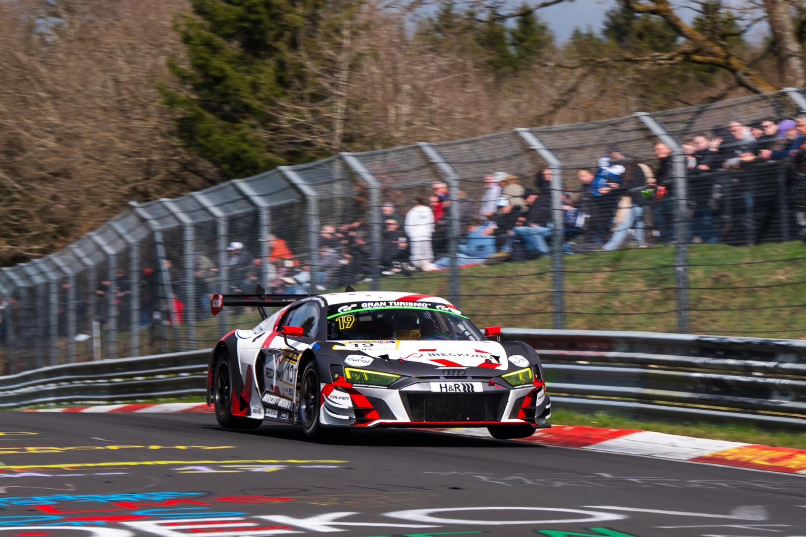 Coronel geniet van de uitdaging van de Nordschleife, waar de auto's soms met vier wielen door de lucht vliegen.