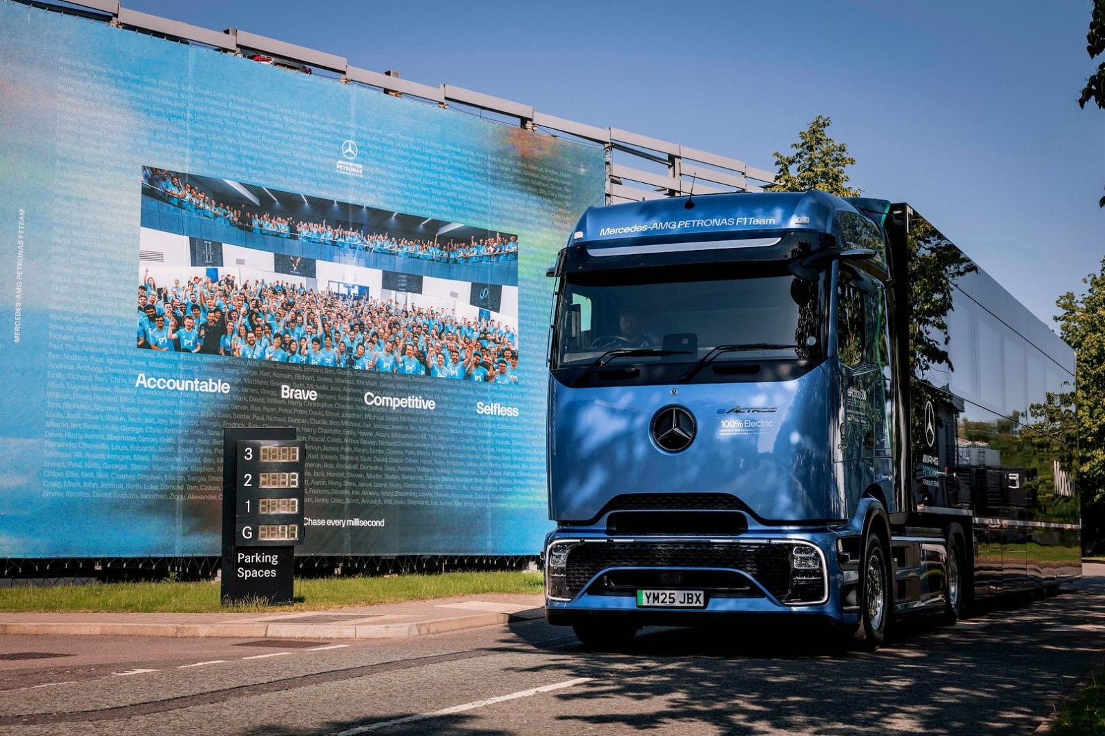 Mercedes ha incorporado el Mercedes-Benz eActros 600 totalmente eléctrico para la temporada europea 2026, complementando una flota más amplia de camiones impulsados por biocombustible HVO100.